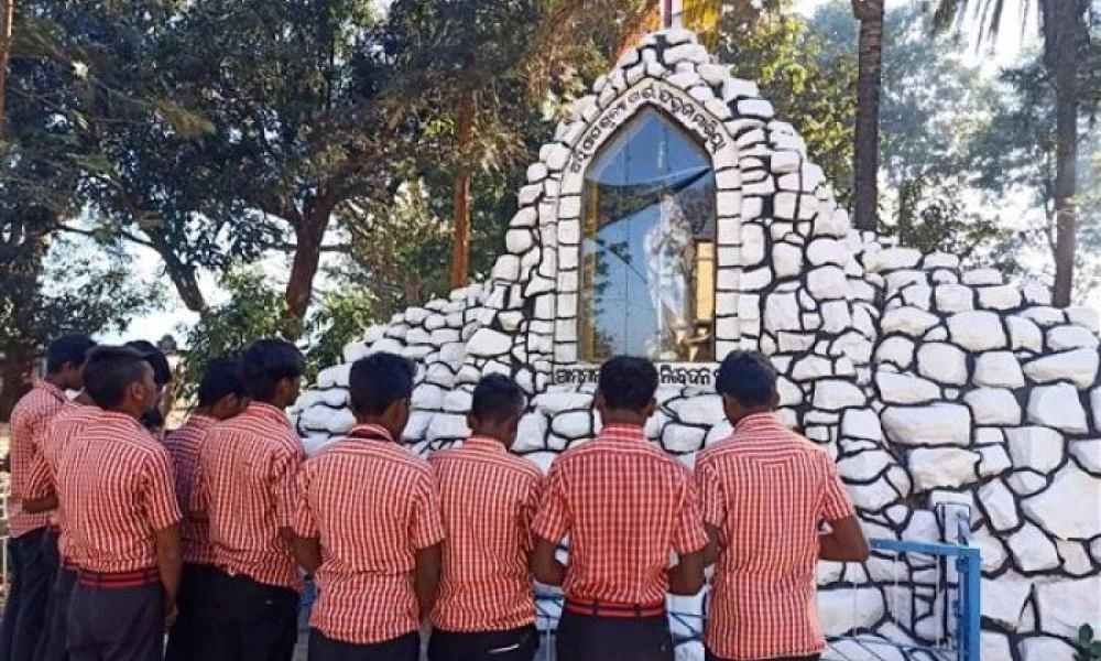Ινδουιστές προσεύχονται για την προστασία της Παναγίας